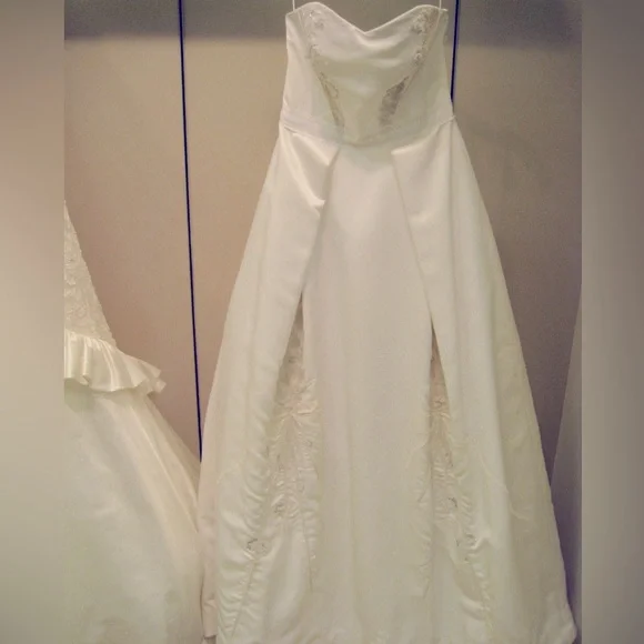 Carolina Herrera Dresses | Carolina Herrera Sleeveless Wedding Gown with Beaded Detail, Elegant A-Line | Color: White | Size: 12 | Pm-03267897'S